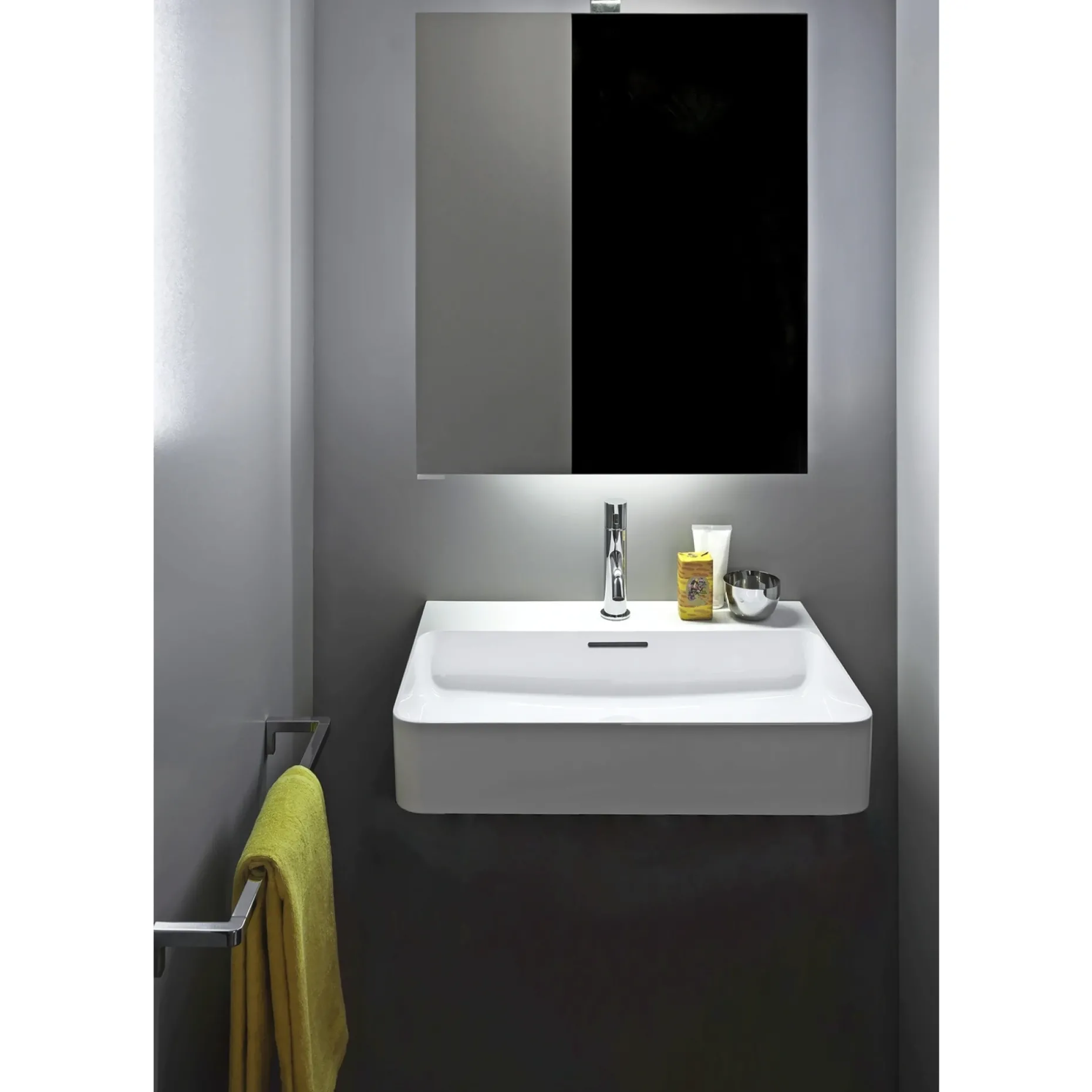 LAUFEN BASE SPEJLSKAB HØJREHÆNGT M. LYS OG STRØMUDTAG EU IP 44 HVID 60 X 70 CM