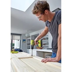RYOBI ONE+ R18DD2-220S BORE-/SKRUEMASKINE AKKU MED BATTERI OG LADER